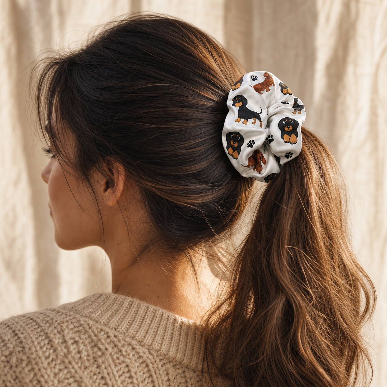 Scrunchie blanco con dachshunds cartoon y paw prints